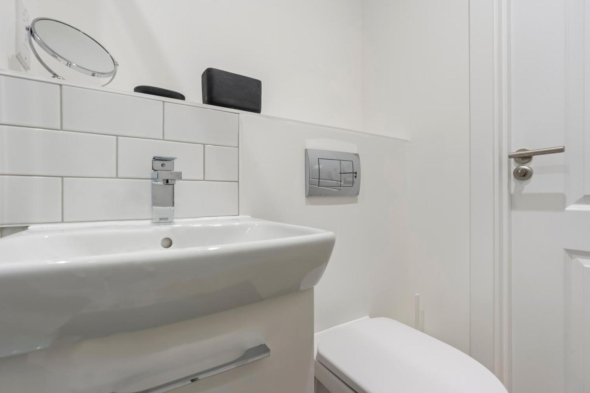 Evergreen Haven - 2br - Free Parking W High Speed Wifi Apartment